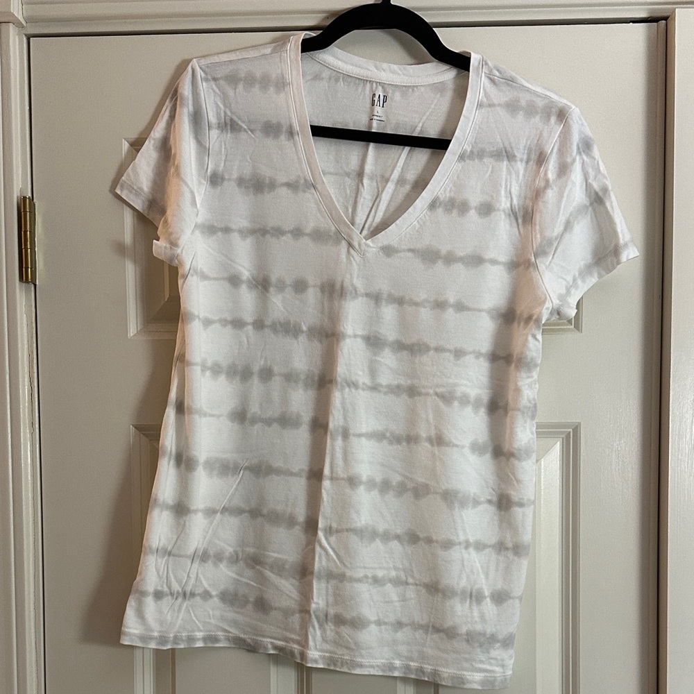 GAP Women's Short Sleeve V-Neck in White and Gray